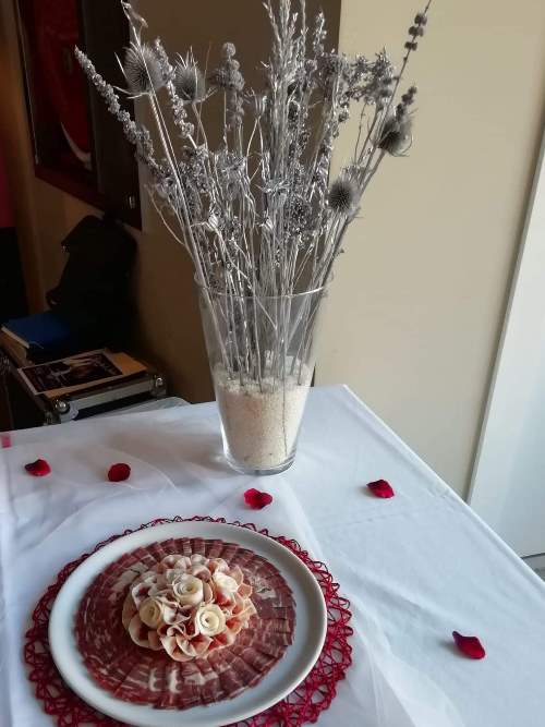 Decoración de mesa con pétalos y jarrón para bodas